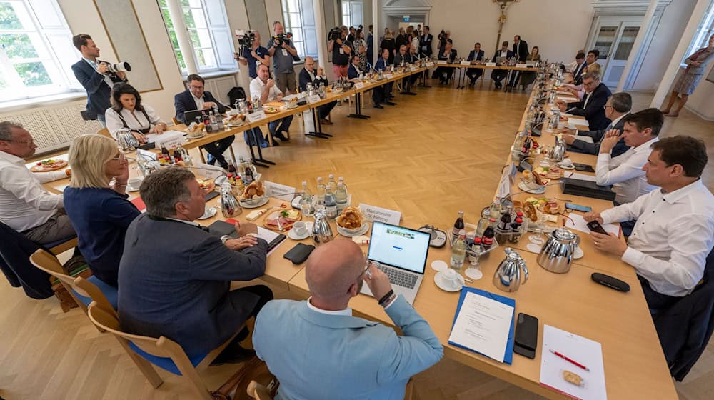 Knapp sieben Wochen nach dem teils verheerenden Hochwasser an der Donau befasst sich das Kabinett bei seiner Sitzung im Kloster Weltenburg mit Fragen zur Verbesserung des Hochwasserschutzes. / Foto: Peter Kneffel/dpa