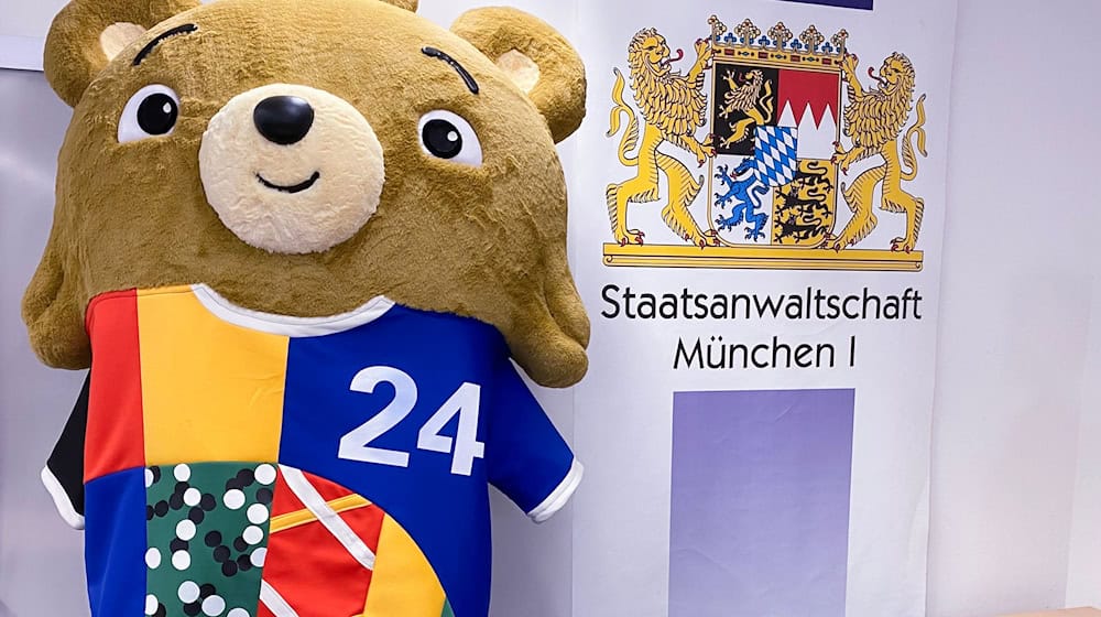 Mit diesem Maskottchen-Kostüm hatte sich ein Youtuber zur EM-Eröffnungsfeier ins Stadion geschmuggelt.  / Foto: Britta Schultejans/dpa