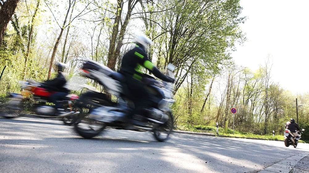 Ein Motorradfahrer ist bei Bad Kissingen schwer verletzt worden (Symbolbild). / Foto: Roland Weihrauch/dpa