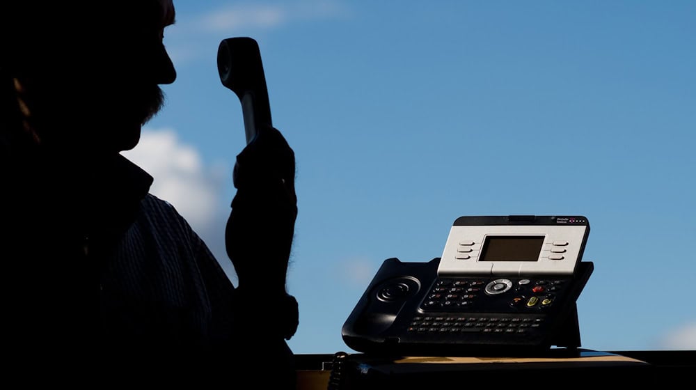 Zusammen mit der Polizei überführte ein Mann die Telefonbetrüger. (Symbolbild) / Foto: Julian Stratenschulte/dpa