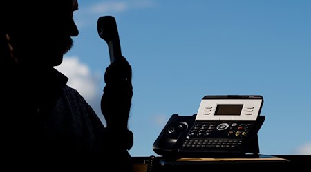 Zusammen mit der Polizei überführte ein Mann die Telefonbetrüger. (Symbolbild) / Foto: Julian Stratenschulte/dpa