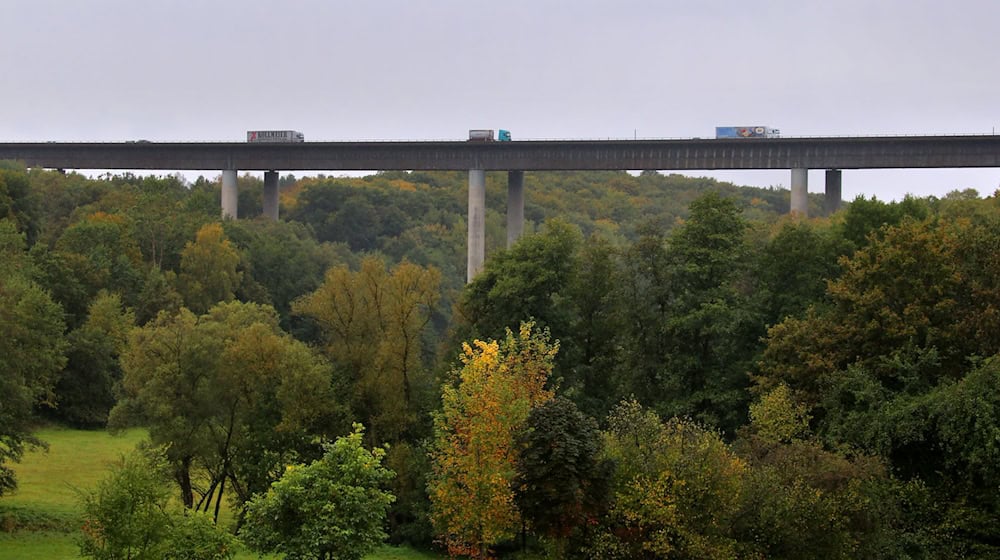 Wegen der Erneuerungsarbeiten an der Talbrücke Thulba soll die Autobahn 7 zwischen Bad Kissingen und Hammelburg für eine Stunde gesperrt werden. / Foto: Karl-Josef Hildenbrand/dpa