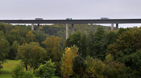 Wegen der Erneuerungsarbeiten an der Talbrücke Thulba soll die Autobahn 7 zwischen Bad Kissingen und Hammelburg für eine Stunde gesperrt werden. / Foto: Karl-Josef Hildenbrand/dpa