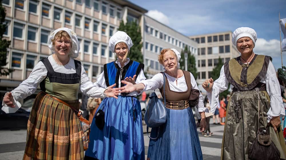 Weil die Nachfrage so hoch ist: Das Albrecht-Dürer-Haus sucht neue Agnes-Dürer-Darstellerinnen / Foto: Daniel Karmann/dpa