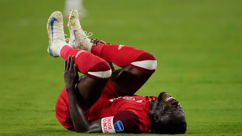 Alphonso Davies war im Halbfinale der Copa América wegen einer Knöchelverletzung ausgewechselt worden. / Foto: Pamela Smith/AP