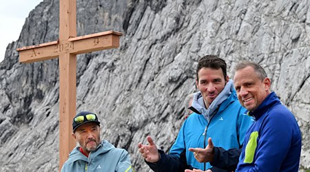 Christian und Felix Neureuther mit Umweltminister Glauber am Fuß der Alpspitze. / Foto: Peter Kneffel/dpa
