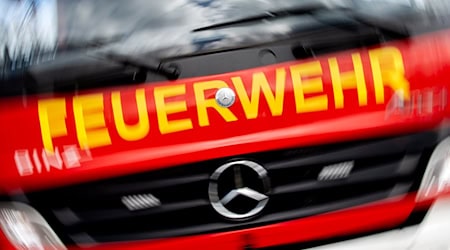 Etwa 140 Einsatzkräfte der Feuerwehr löschten einen Wohnhausbrand in Michelau (Oberfranken). Nach ersten Erkenntnissen war angebranntes Essen die Ursache des Feuers. (Symbolbild) / Foto: Hauke-Christian Dittrich/dpa