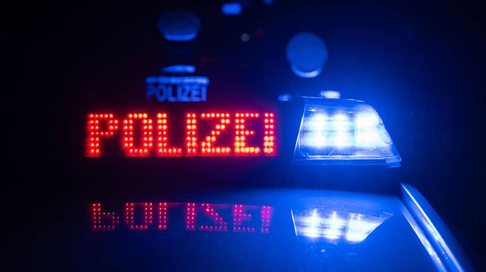 Eine Autofahrerin starb nach dem Zusammenprall ihres Pkw mit einem Lkw / Foto: Marijan Murat/dpa