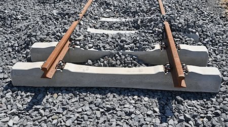 Die Deutsche Bahn erneuert am Nürnberger Hauptbahnhof Gleise und Weichen. Fahrgäste müssen sich auf Einschränkungen einstellen. (Symbolbild) / Foto: Patrick Pleul/dpa