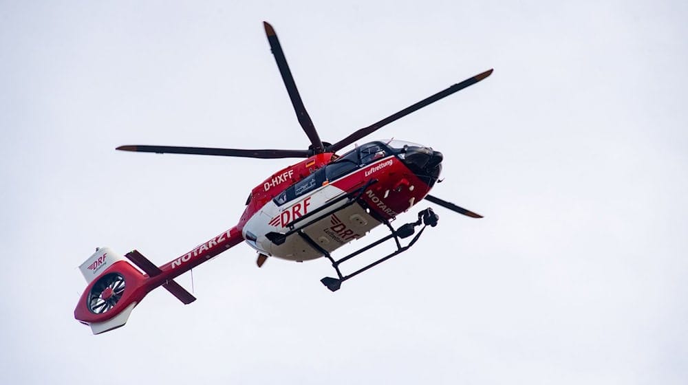 Ein Rettungshubschrauber fliegt den Schwerverletzte zur Behandlung in ein Krankenhaus. (Symbolbild) / Foto: Stefan Sauer/dpa