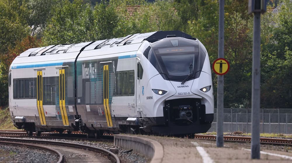 Ein Wasserstoffzug auf einer Testfahrt im Allgäu. In Zukunft sollen im Allgäu neuartige Elektrozüge fahren, die durch eine Wasserstoff-Brennstoffzelle, Batterie oder die klassische Oberleitung Strom bekommen können (Archivbild).  / Foto: Karl-Josef Hildenbrand/dpa