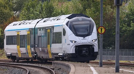 Ein Wasserstoffzug auf einer Testfahrt im Allgäu. In Zukunft sollen im Allgäu neuartige Elektrozüge fahren, die durch eine Wasserstoff-Brennstoffzelle, Batterie oder die klassische Oberleitung Strom bekommen können (Archivbild).  / Foto: Karl-Josef Hildenbrand/dpa