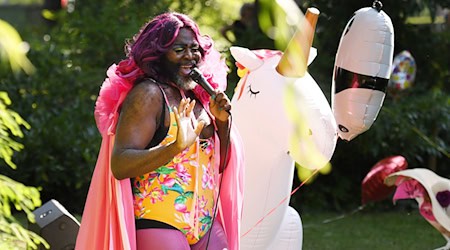 Travestiekünstler Le Gateau Chocolat in der Pause im Festspielpark. (Archiv) / Foto: Tobias Hase/dpa