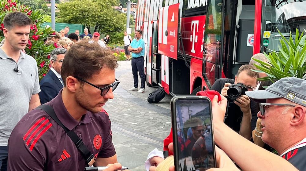 Seine Autogramme sind gefragt: Leon Goretzka. / Foto: Christian Kunz/dpa