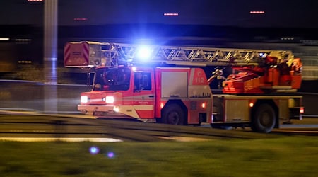 Feuerwehreinsatz in Holzheim am Forst: Auf einer Geflügelfarm brennt es.  / Foto: Jan Woitas/dpa