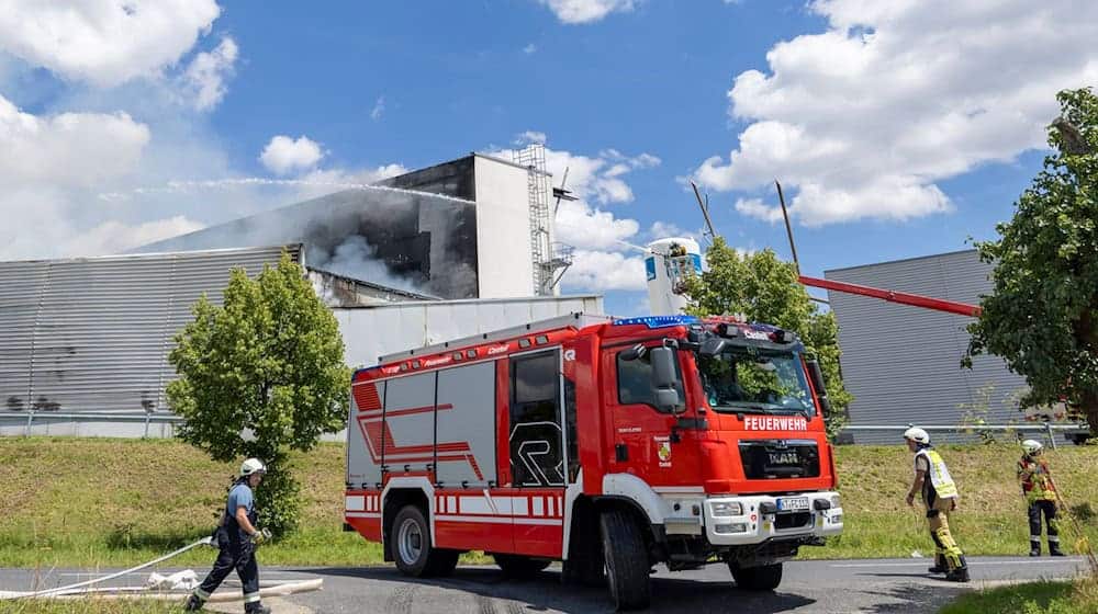 Der Schaden durch den Brand dürfte laut Polizei in Millionenhöhe liegen. / Foto: Heiko Becker/dpa
