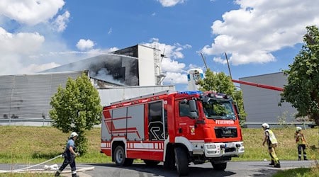 Der Schaden durch den Brand dürfte laut Polizei in Millionenhöhe liegen. / Foto: Heiko Becker/dpa