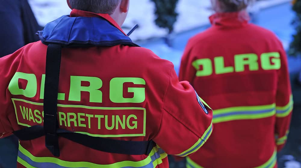 DLRG, Feuerwehr und Polizei mussten eine Leiche aus dem Oberen Ausee in Ulm bergen. (Symbolbild) / Foto: Patrick Seeger/dpa