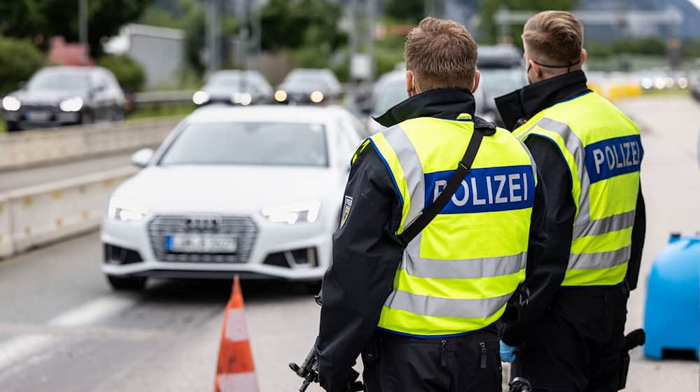 Weil zuletzt mehrere Menschen unerlaubt aus Österreich nach Bayern reisten, will die Bundespolizei mehr kontrollieren. (Archivbild) / Foto: Matthias Balk/dpa