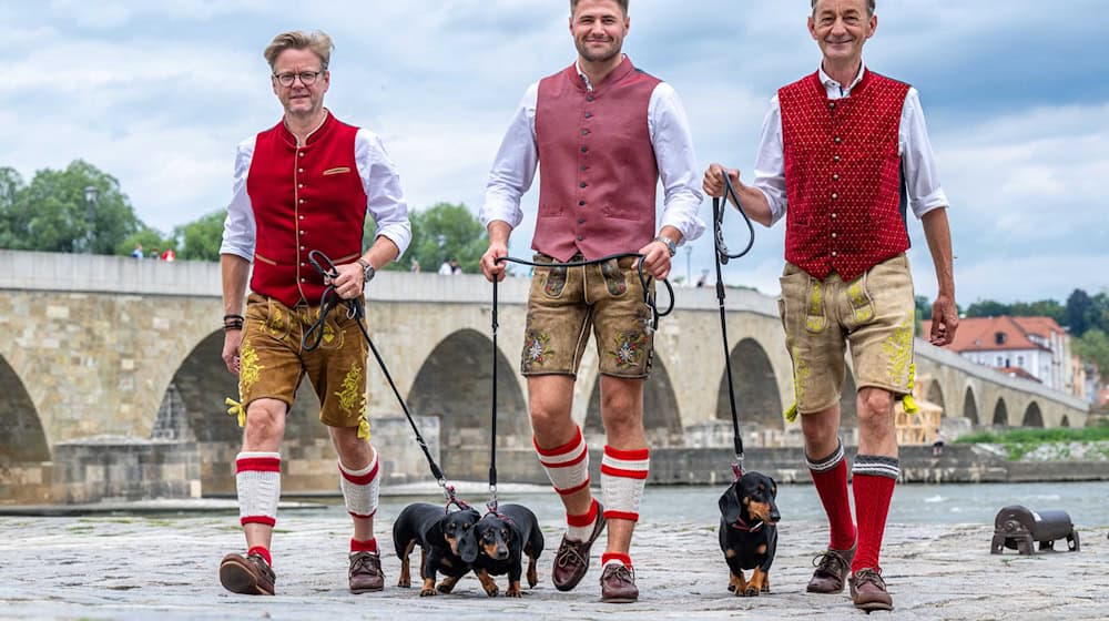 Mit einer Dackelparade wollen die Macher des Dackelmuseums, Oliver Storz (links), Moritz Hickl (Mitte) und Seppi Küblbeck (rechts), auf den kulturellen Wert der Dackelzucht aufmerksam machen. / Foto: Armin Weigel/dpa