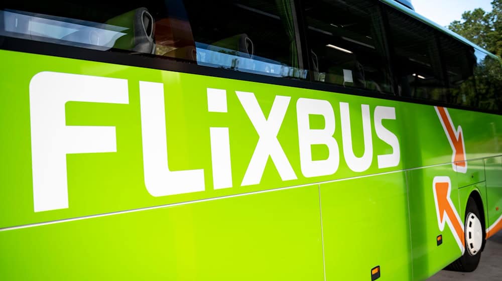 Flix, das neben Bussen auch Züge betreibt, hat neue Investoren. / Foto: Fabian Sommer/dpa