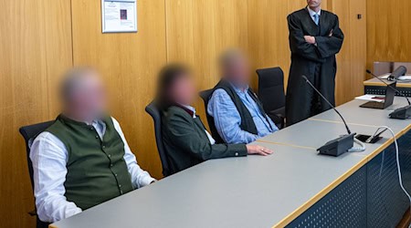 Beim Prozessauftakt waren die drei Adoptierten anwesend. Nun hat das Landgericht die Klage abgewiesen. / Foto: Stefan Puchner/dpa