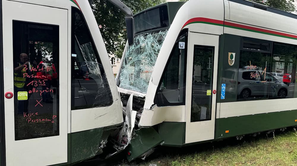 Beim Zusammenstoß von zwei Trambahnen wurden 20 Menschen verletzt, darunter auch ein Fahrer. / Foto: Friedrich/vifogra/dpa