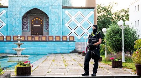 Polizist vor der Blauen Moschee / Foto: Daniel Bockwoldt/dpa