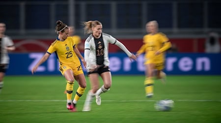 Künftig im Bayern-Trikot: Die Schwedin Julia Zigiotti Olme (l). / Foto: Fabian Strauch/dpa