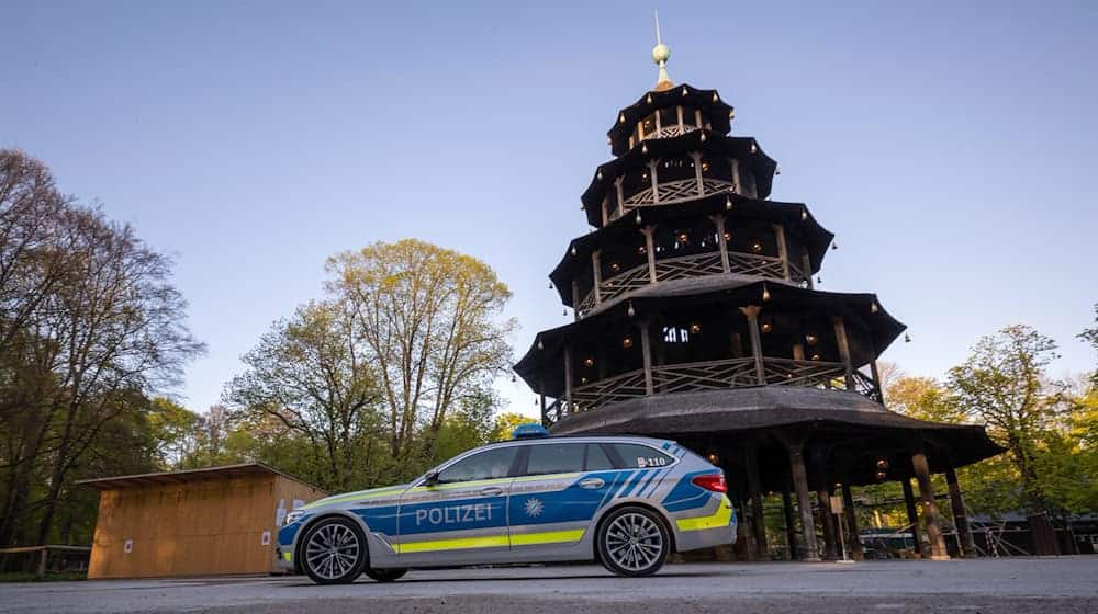 Eine Reisegruppe aus Österreich besuchte im Englischen Garten den Chinesischen Turm - und wurde dann angegriffen. (Symbolfoto) / Foto: Peter Kneffel/dpa