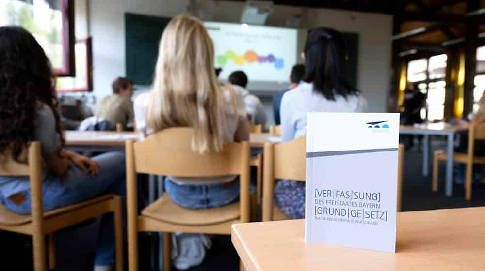 Schülerinnen und Schüler einer elften Klasse nehmen am Wittelsbacher Gymnasium in München an einer «Verfassungsviertelstunde» teil. Sie soll ab dem kommenden Schuljahr landesweit im Freistaat den Schülern die Werte der Demokratie näherbringen. (Archivbild) / Foto: Sven Hoppe/dpa