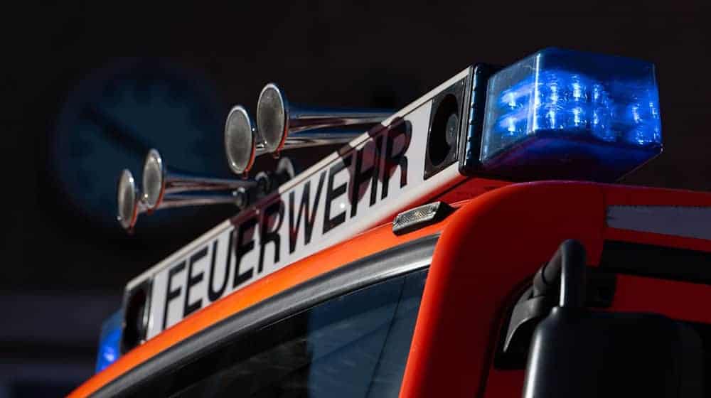 Mit Spezialwerkzeug entfernt die Feuerwehr einen Teil des Kabinendachs. / Foto: Marijan Murat/dpa
