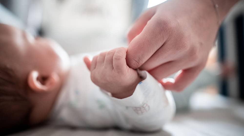 Statistiker haben die Geburtenrate in Bayern im vergangenen Jahr berechnet - und sie fällt niedriger aus, als zuvor. (Symbolbild) / Foto: Fabian Strauch/dpa