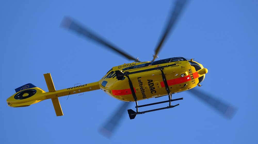 Mit einer Seilwinde flog ein Rettungshubschrauber den schwer verletzten Mann aus der Biogasanlage. (Symbolbild) / Foto: Robert Michael/dpa