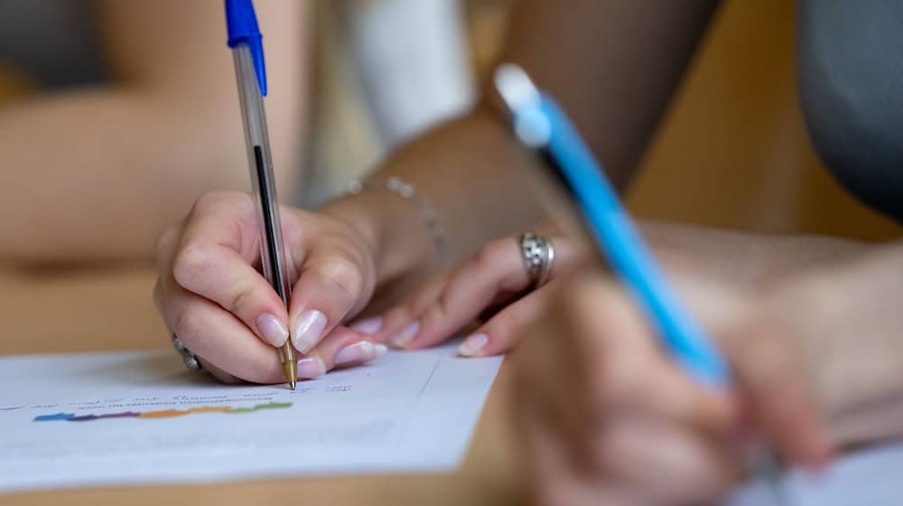 Brauchen Bayerns Schüler mehr politische Bildung? Die Grünen im Landtag fordern deutlich mehr Angebote für alle Schularten. (Archivbild) / Foto: Sven Hoppe/dpa