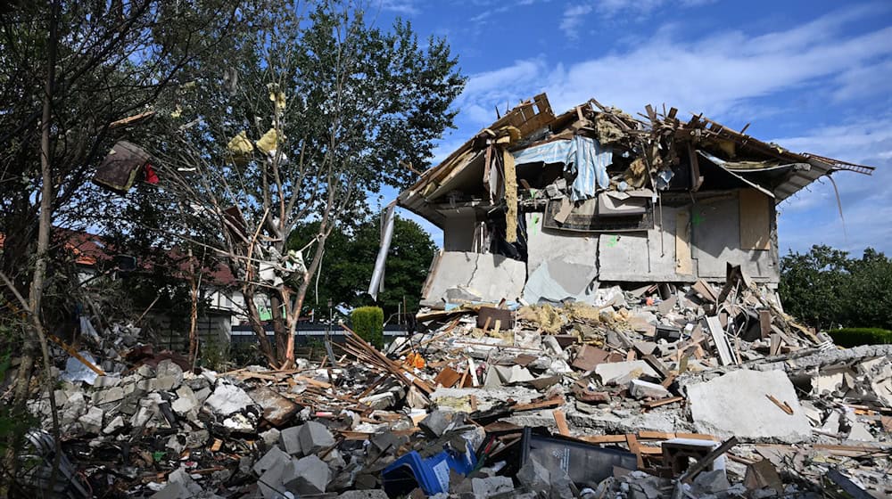 Die Trümmer eines bei einer Explosion zerstörten Reiheneckhauses in Memmingen. Nach Angaben der Polizei verdichten sich die Hinweise, dass die Gasversorgung des Gebäudes Ursache der Explosion war. (Archivbild) / Foto: Stefan Puchner/dpa