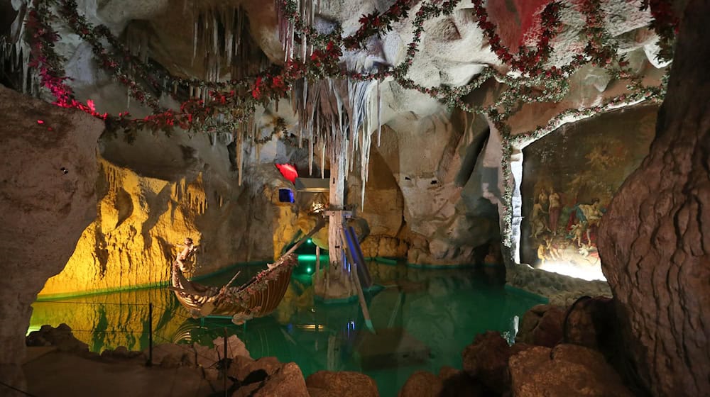 Für den See in der Venusgrotte von Schloss Linderhof ließ König Ludwig II. eine Warmwasserheizung einbauen. (Archivbild) / Foto: Karl-Josef Hildenbrand/dpa