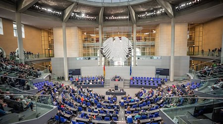 Mit einer Reform des Bundeswahlgesetzes sollte die Größe des Bundestags beschränkt werden. Aber ist sie verfassungskonform? / Foto: Michael Kappeler/dpa