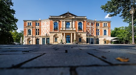 Applaus für das «Rheingold» bei den Bayreuther Festspielen. (Archivbild) / Foto: Daniel Karmann/dpa