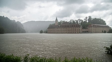 Anfang Juni drohte das berühmte Kloster Weltenburg im Hochwasser der Donau zu versinken. Nun will sich das bayerische Kabinett hier mit der Frage beschäftigen, wie der Hochwasserschutz im Land verbessert werden kann. (Archivbild)  / Foto: Pia Bayer/dpa