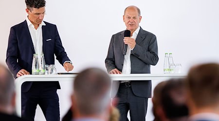 Bundeskanzler Olaf Scholz (r) lobt Bundestrainer Julian Nagelsmann. / Foto: Daniel Karmann/dpa