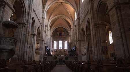 Für die Zahlungen an Betroffene von Missbrauch in der Kirche gibt es bei den katholischen Bistümern derzeit keine Obergrenze. (Archivbild) / Foto: Nicolas Armer/dpa