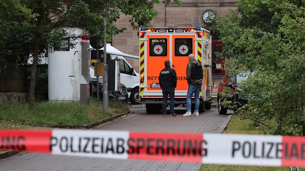 Das Motiv für den Angriff auf Bundespolizisten in Lauf an der Pegnitz ist weiterhin offen. Hinweise auf einen extremistischen Hintergrund gibt es laut Staatsanwaltschaft bisher nicht.  / Foto: Daniel Löb/dpa