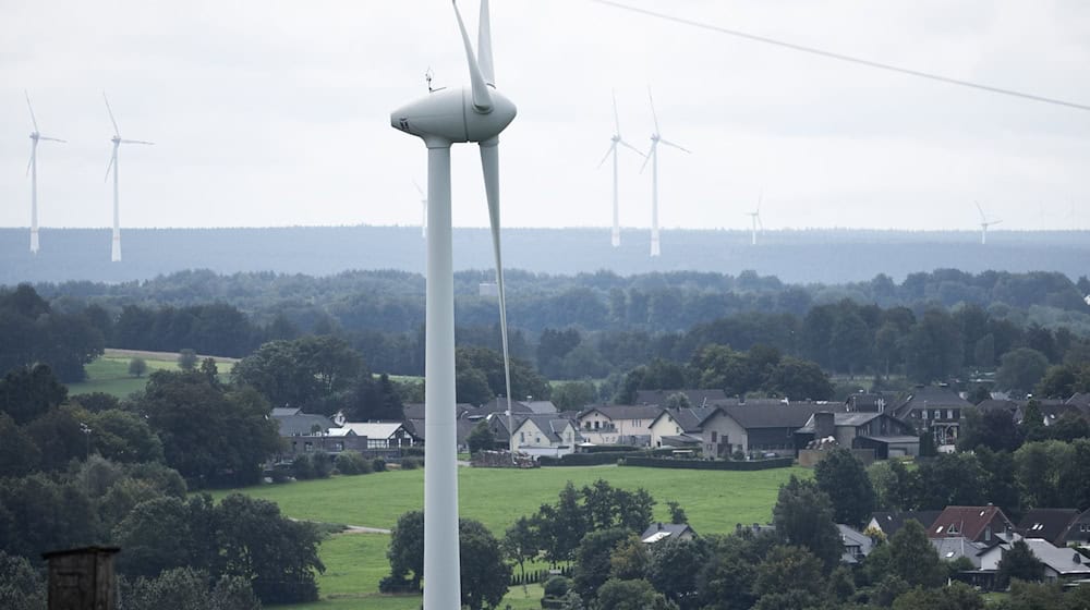 Mit finanziellen Anreizen für Bürger und Kommunen soll die Akzeptanz von Anlagen zur Erzeugung von Wind- und Sonnenenergie gesteigert werden. (Symbolbild) / Foto: Rolf Vennenbernd/dpa