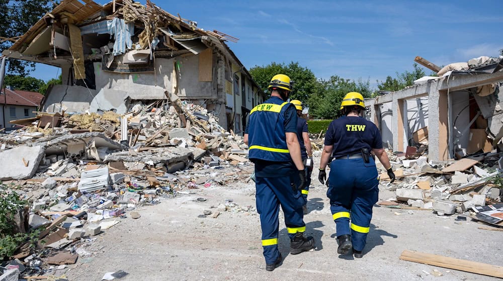 Nach der Explosion eines Wohnhauses mit einem Toten in Memmingen ermittelt die Kripo weiter vor Ort. Dabei werden die Beamten vom Technischen Hilfswerk unterstützt. (Archivbild) / Foto: Stefan Puchner/dpa