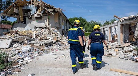 Nach der Explosion eines Wohnhauses mit einem Toten in Memmingen ermittelt die Kripo weiter vor Ort. Dabei werden die Beamten vom Technischen Hilfswerk unterstützt. (Archivbild) / Foto: Stefan Puchner/dpa