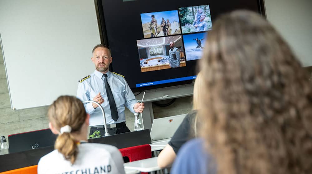 Bundeswehroffiziere an den Schulen: Ein neues bayerisches Gesetz soll den Zugang der Bundeswehr zu Hochschulen und Schulen erleichtern. (Symbolbild) / Foto: Pia Bayer/dpa