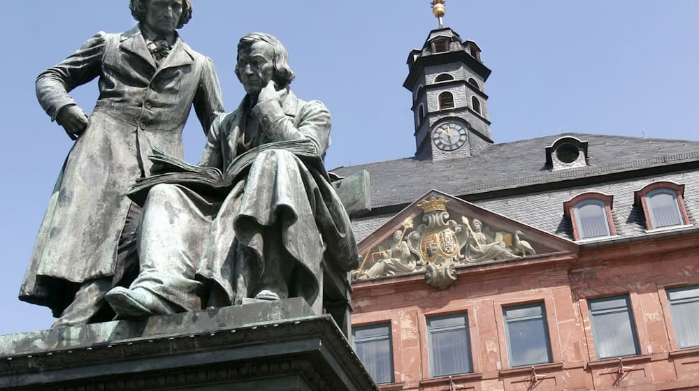 Forscher wollen die Märchen-Handbibliothek der Brüder Grimm digitalisieren, um sie öffentlich zugänglich zu machen. (Archivbild) / Foto: Frank Rumpenhorst/dpa
