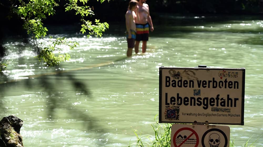 Im Eisbach ist das Baden verboten. Nun hat sich ein junger Mann im Wasser schwer verletzt. (Symbolbild) / Foto: Felix Hörhager/dpa