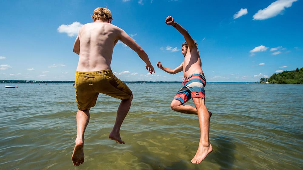 Rein ins kühle Nass! Doch wie ist die Wasserqualität in den Seen in Bayern? Dazu gibt es Infos vom Gesundheitsministerium.  / Foto: Lino Mirgeler/dpa